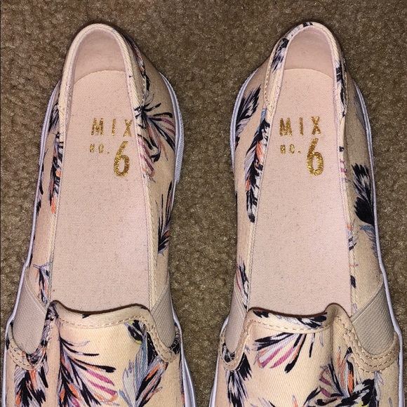 NEW - DSW Cream Flats - Size 7 - Picture 3 of 7